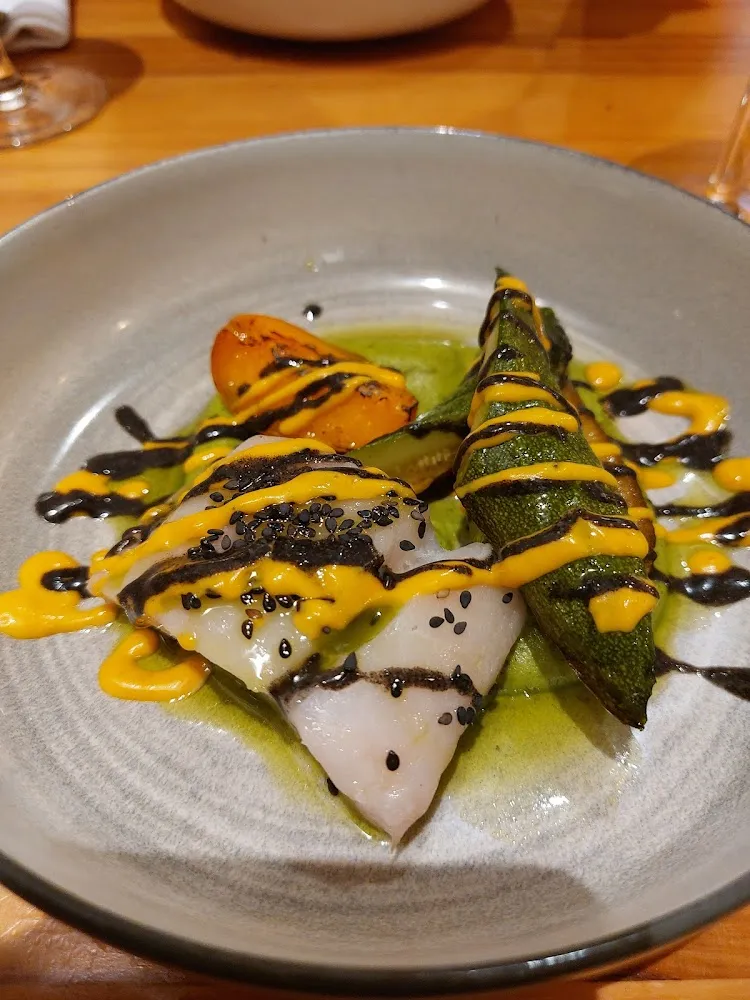 Filet de Merlu Sauce Sésame Noir Réduction D'abricots Courgettes