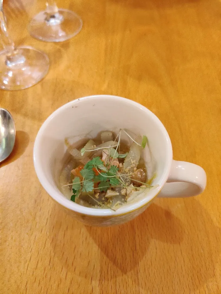 Mise En Bouche Creme de Fenouil Avec Oeuf de Truite Et Noix de Cajou Pimprenelle Dessus