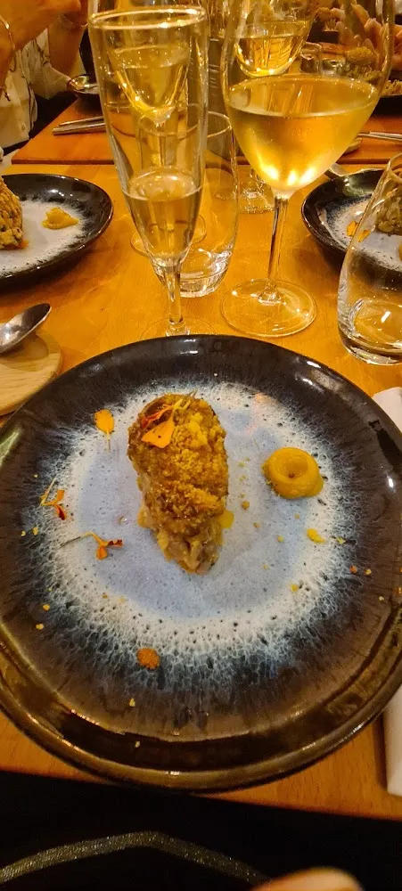 Tartare Bar Aux Fruits Secs Foie Gras Cuit À la Flamme Condiments Raz El-hanout Citron