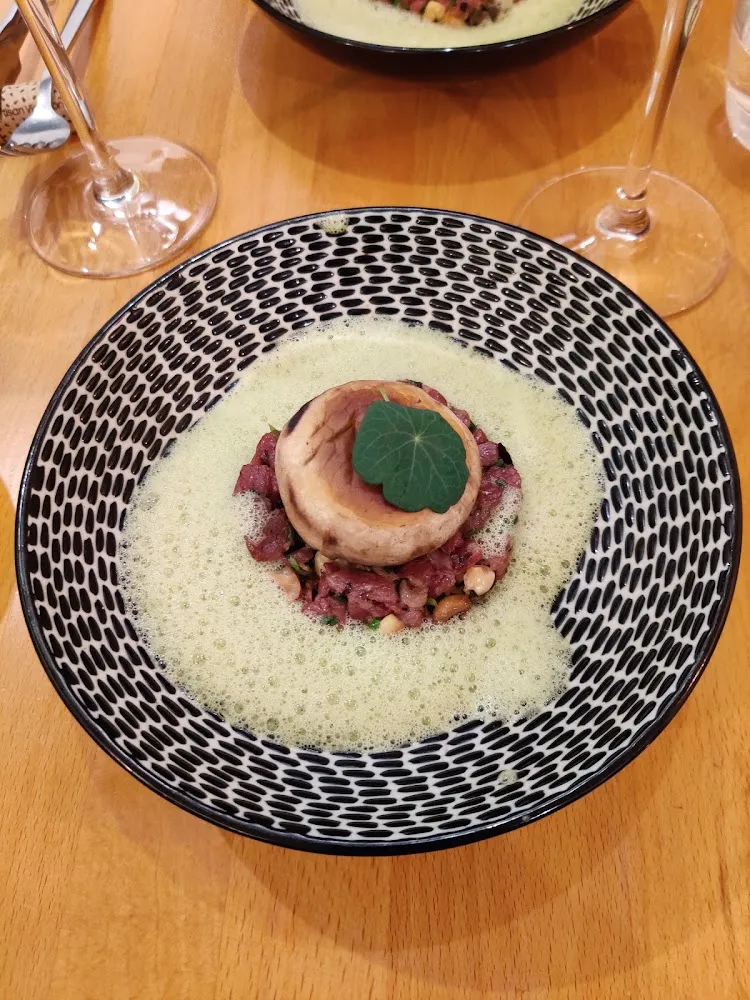 Tartare de Canard Aux Noisettes Grillées Sauté de Pommes Champignon Sabayon Estragon